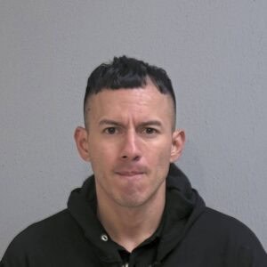 Acusan de asesinato a dos hombres prófugos Acusan de asesinato a dos hombres prófugos