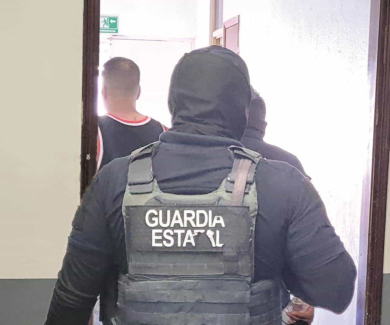 Policías detienen a joven por agresivo