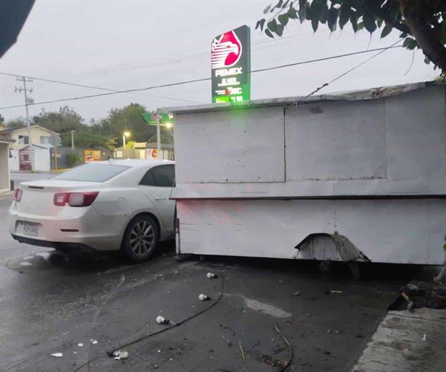 Sale borracho de la Feria y embiste puesto de tamales Sale borracho de la Feria y embiste puesto de tamales