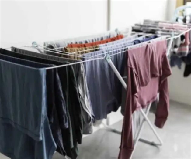 El truco infalible para eliminar el olor a humedad de la ropa