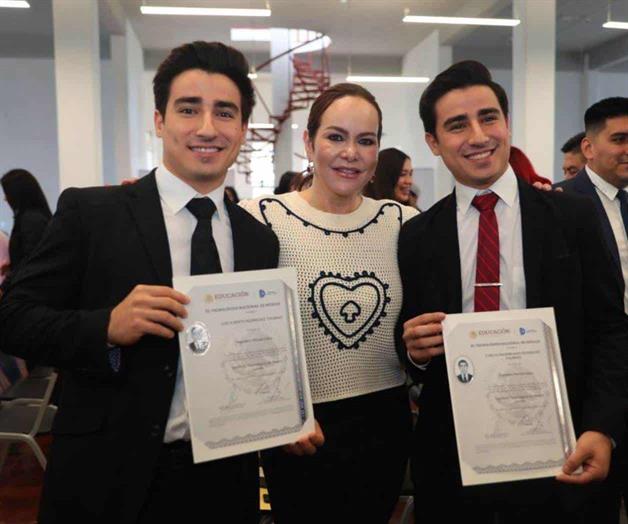 Entregan becas de titulación en Nuevo Laredo Entregan becas de titulación en Nuevo Laredo