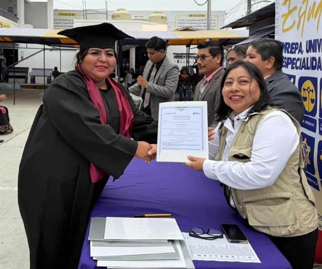 Entregan certificados de asesoría académica Entregan certificados de asesoría académica