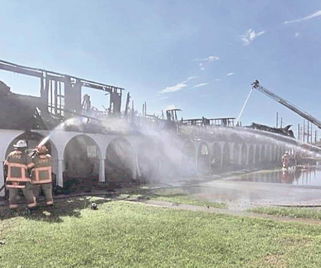 Arrasa incendio con edificio habitacional