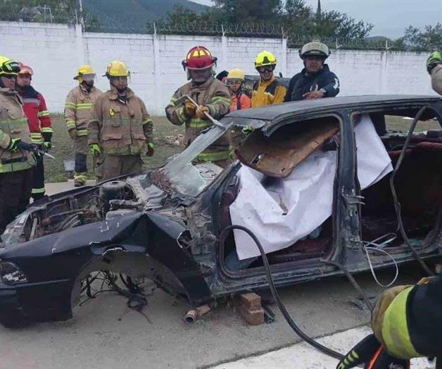 Capacitan a los bomberos