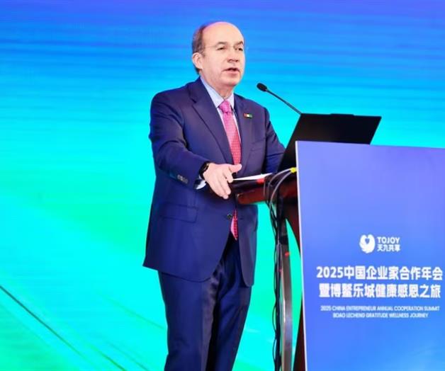 Calderón presume invitación al Nobel Calderón presume invitación al Nobel