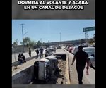 Dormita al volante y acaba en canal de desagüe