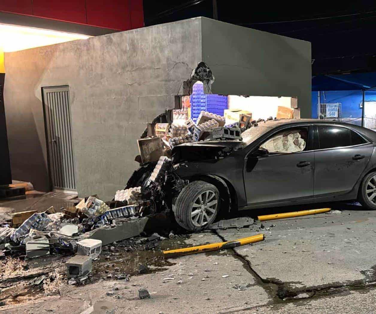 Proyecta carro contra tienda; reportan rapiña