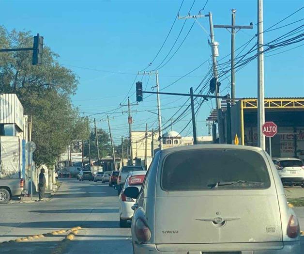 Falla de semáforos provocan caos vial Falla de semáforos provocan caos vial