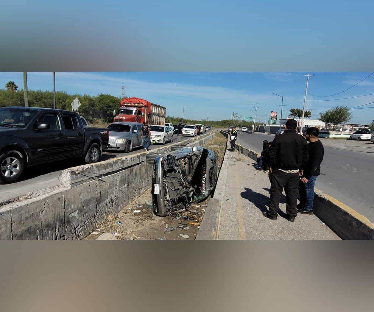Dormita al volante y acaba  en un canal de desagüe