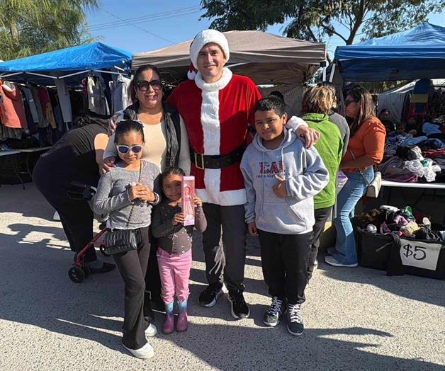 Legislador reparte juguetes en el Tianguis de Los Rieles Legislador reparte juguetes en el Tianguis de Los Rieles