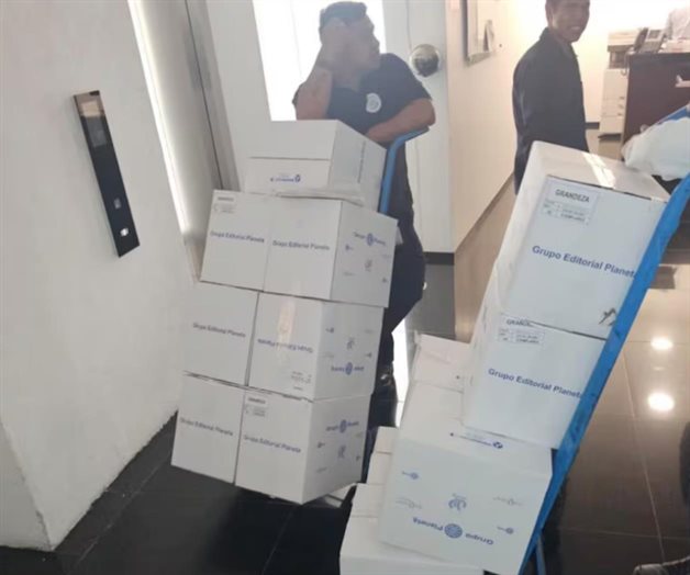 Llegan al Senado 17 mil ejemplares de Grandeza, el libro de AMLO Llegan al Senado 17 mil ejemplares de Grandeza, el libro de AMLO