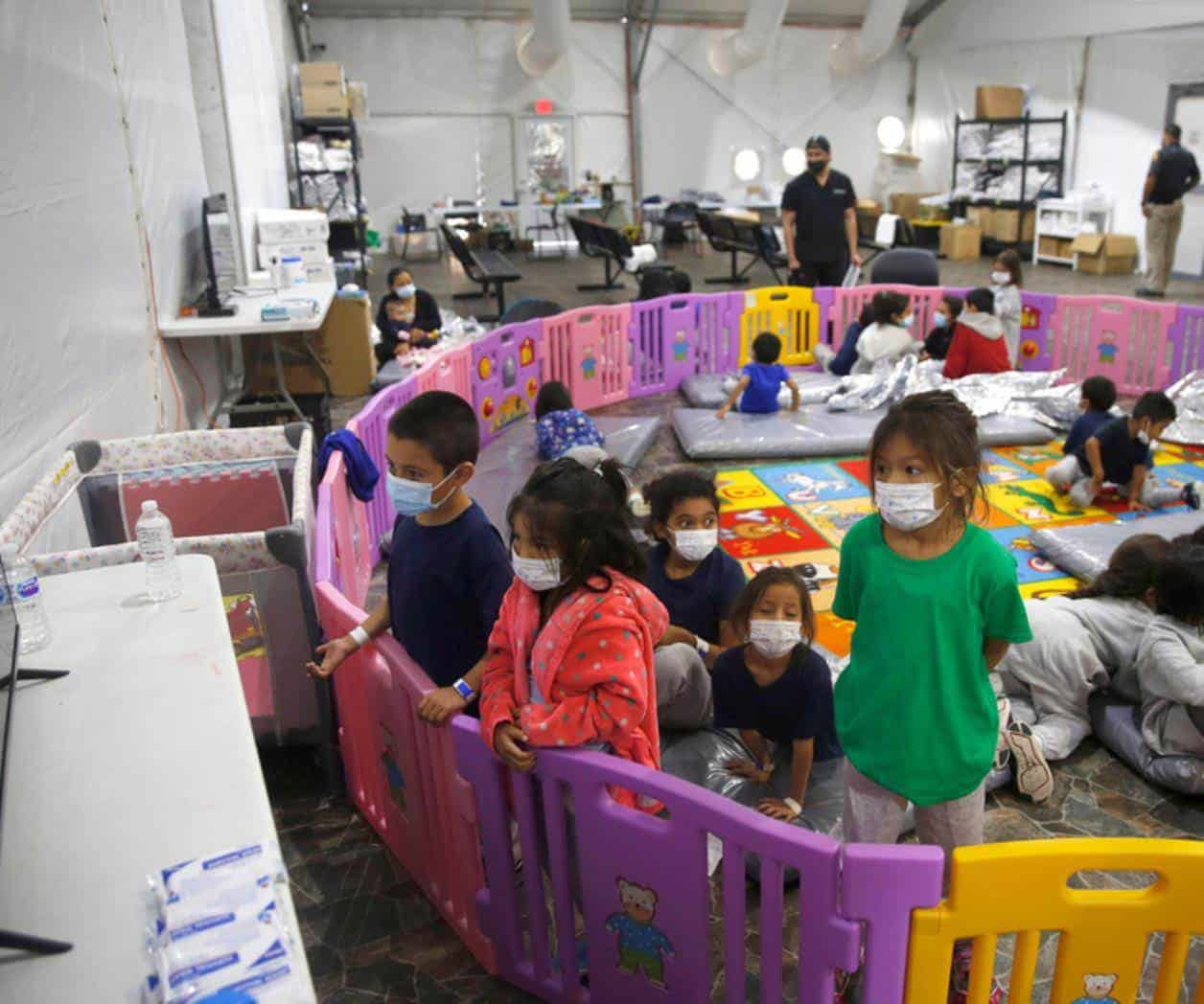 ICE admite que unos 400 niños inmigrantes fueron detenidos por más tiempo del límite recomendado