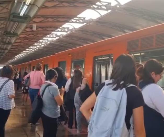 Retrasos y saturación afectan a usuarios del Metro CDMX Retrasos y saturación afectan a usuarios del Metro CDMX