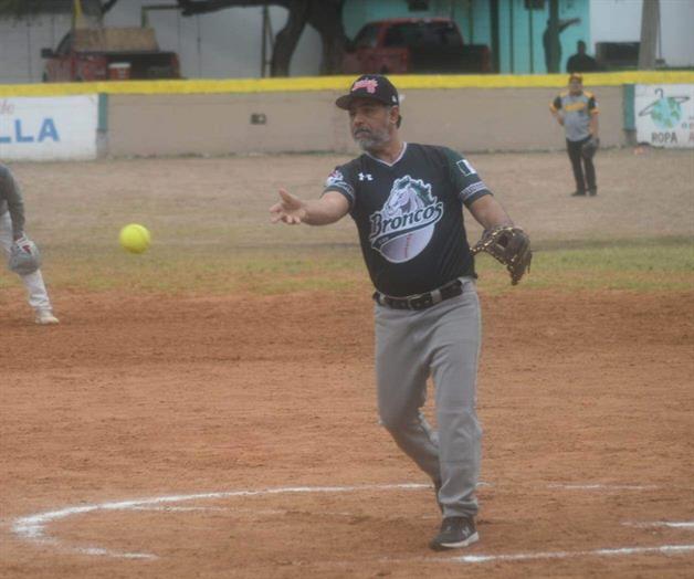 Secundaria 10 avanza a la final al doblegar 15-5 a los Pisporros Secundaria 10 avanza a la final al doblegar 15-5 a los Pisporros