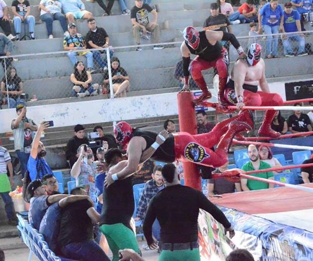 ¡No sueltan sus cinturones! ¡No sueltan sus cinturones!