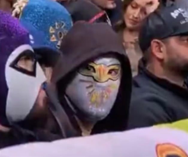 Bad Bunny se pone máscara y disfruta de la lucha libre en CDMX