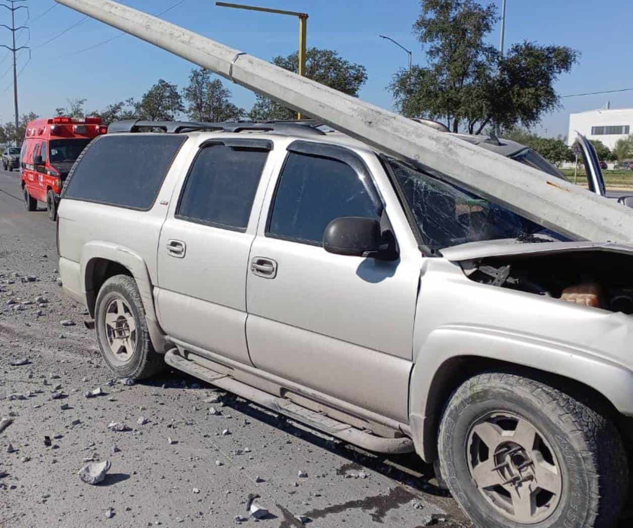 Derriba poste con su vehículo y se escapa