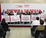 Entregan 300 becas de titulación en N.L. Entregan 300 becas de titulación en N.L.