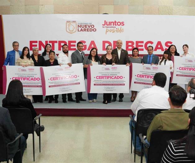 Entregan 300 becas de titulación en N.L. Entregan 300 becas de titulación en N.L.