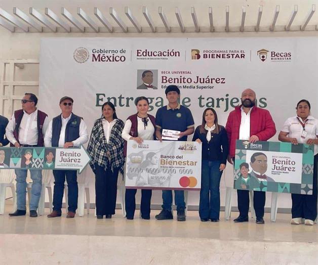 373 alumnos reciben becas 373 alumnos reciben becas