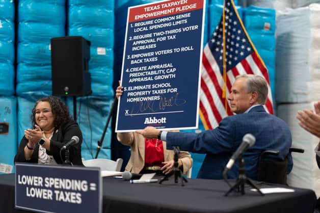 Propone gobernador eliminar impuestos a propiedad escolar Propone gobernador eliminar impuestos a propiedad escolar