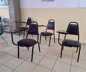 Solucionan problema de pupitres en la Club 20-30 Solucionan problema de pupitres en la Club 20-30
