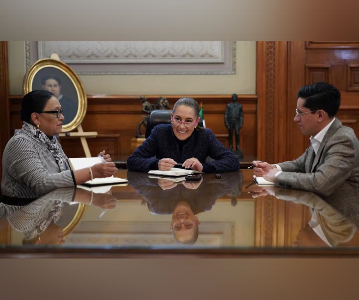 Sheinbaum conversa con el papa León XIV; lo invita a México