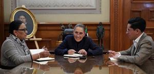 Sheinbaum conversa con el papa León XIV; lo invita a México