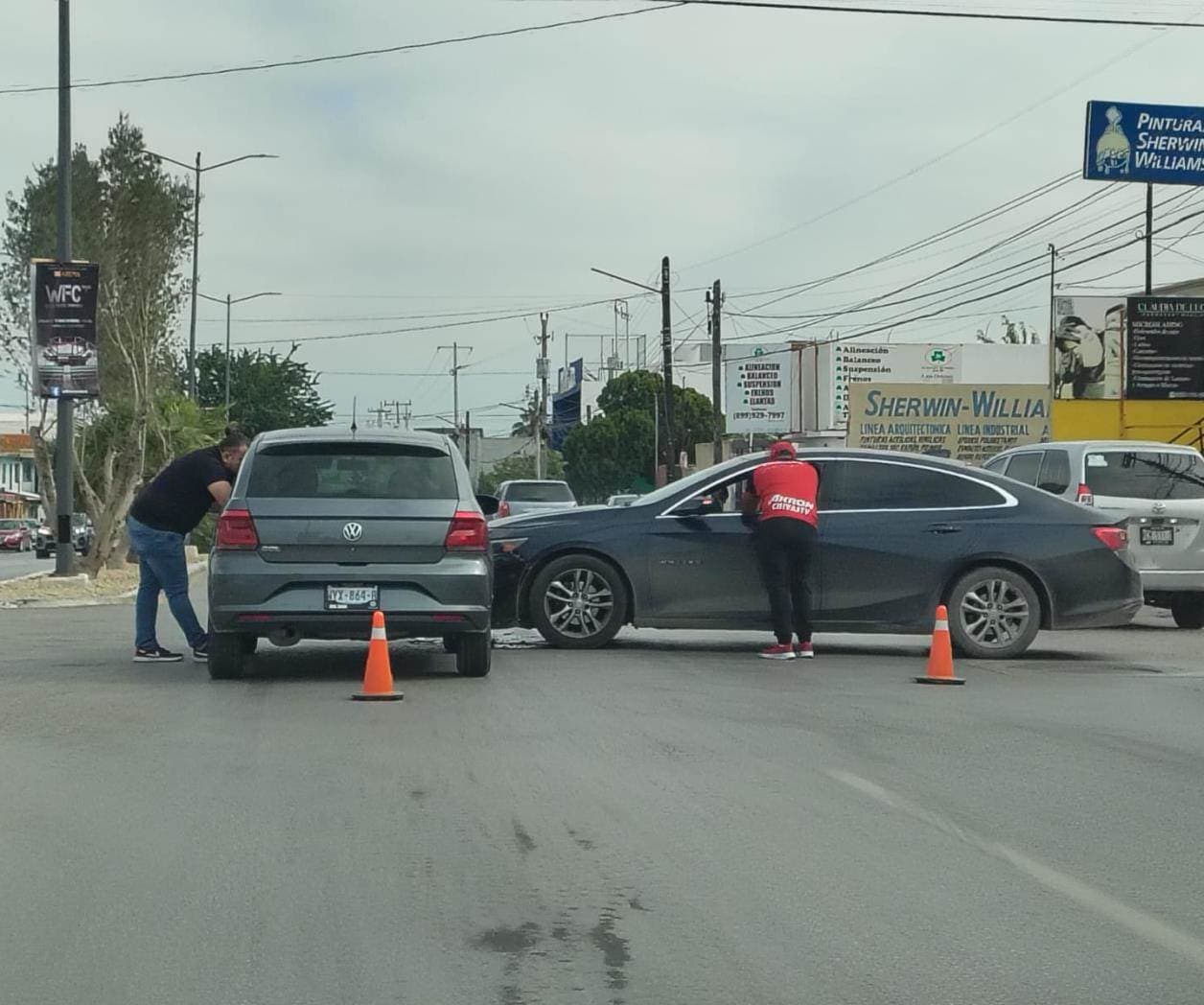 Colisiona por no hacer alto en entrecalle de boulevard