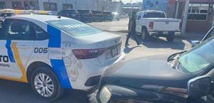 Patrulla de Tránsito choca en centro de Río Bravo; hay una agente lesionada