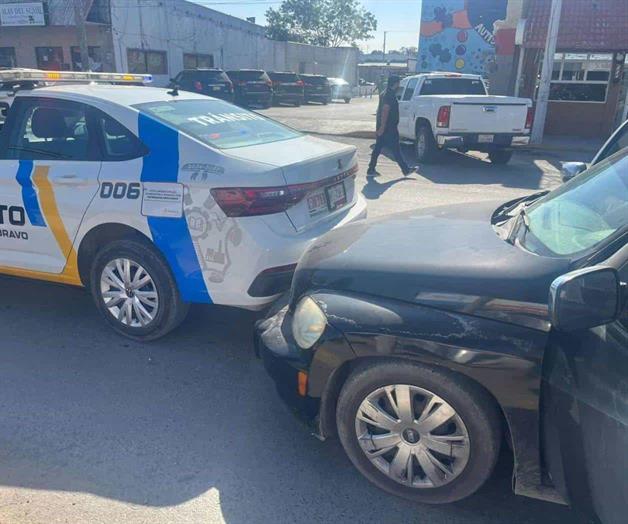 Patrulla de Tránsito choca en centro de Río Bravo; hay una agente lesionada Patrulla de Tránsito choca en centro de Río Bravo; hay una agente lesionada