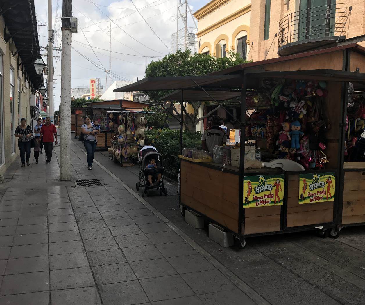 Cumplen comercios tres años de crisis