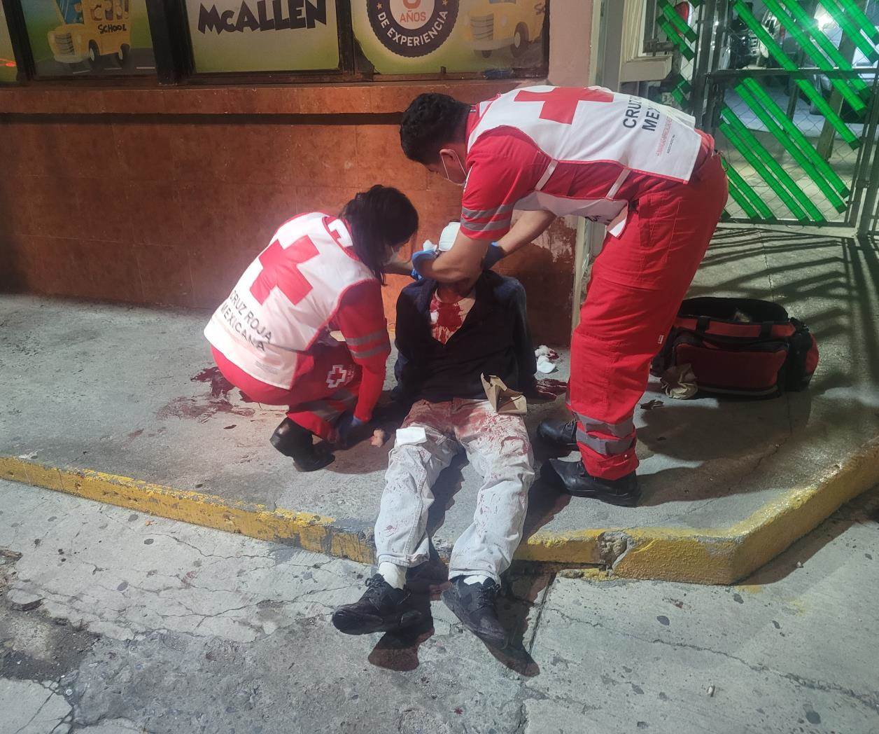 Auxilian a un hombre herido en vía pública