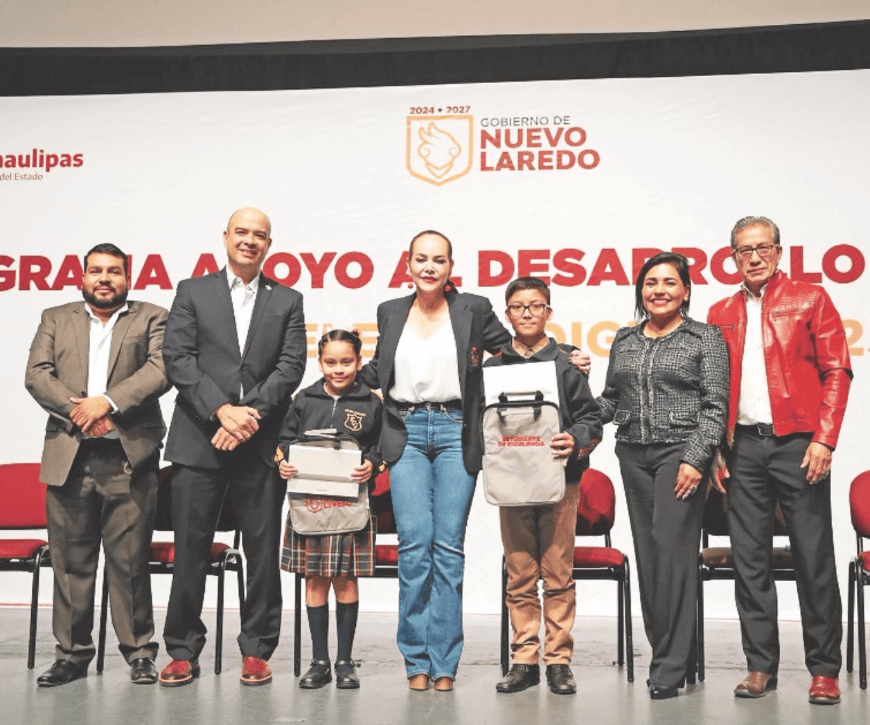 Entregan tabletas en Nuevo Laredo