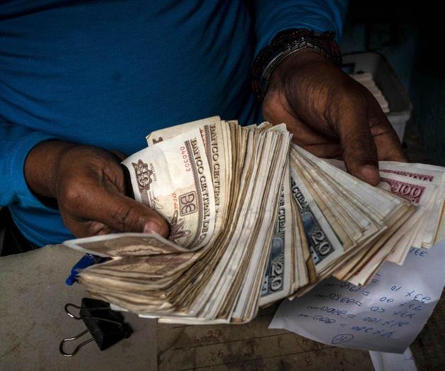 Cuba defiende medidas que permitirán transacciones en dólares para estimular una economía en crisis Cuba defiende medidas que permitirán transacciones en dólares para estimular una economía en crisis