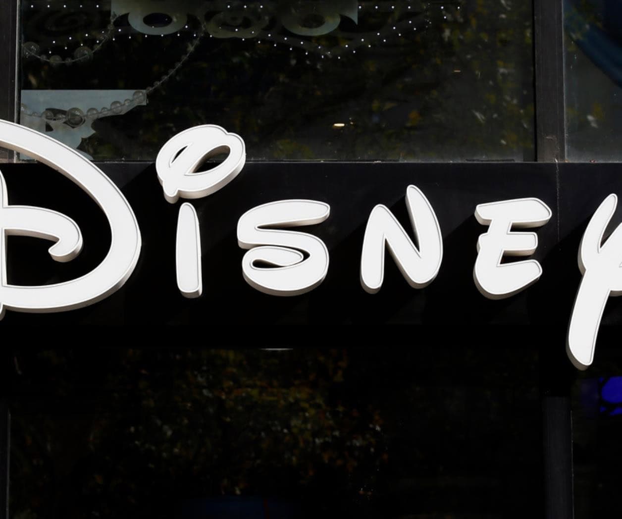 Disney invierte $1.000 millones en OpenAI para llevar personajes a Sora