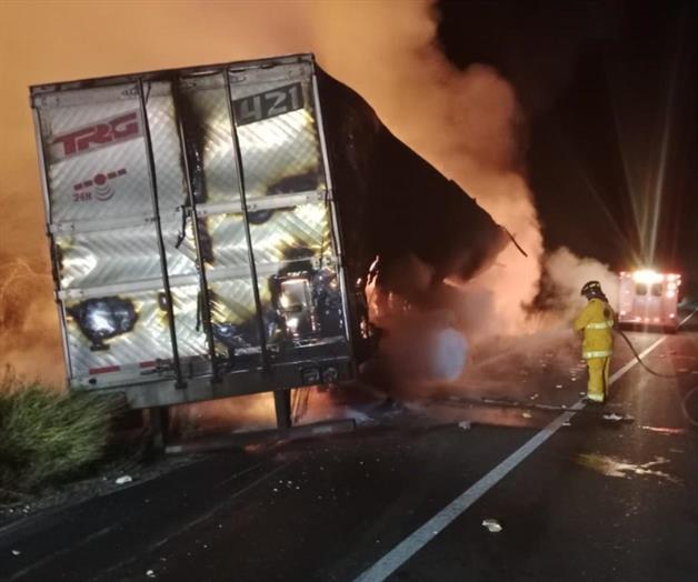 Conductor sobrevive tras incendio de tráiler; iba de Reynosa a Zacatecas