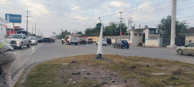 Conductor ebrio choca contra poste en Reynosa