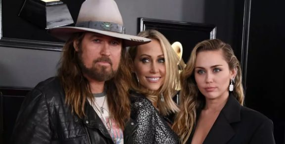 Papá de Miley Cyrus responde a mujer que dice ser mamá de la cantante Papá de Miley Cyrus responde a mujer que dice ser mamá de la cantante