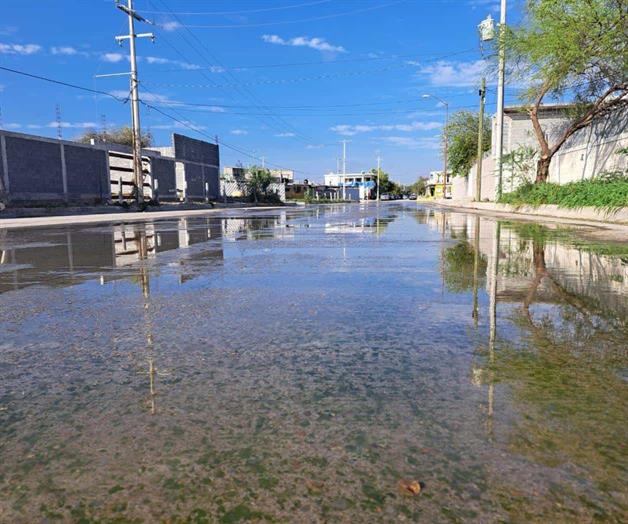 Padecen un mes entre aguas negras pestilentes Padecen un mes entre aguas negras pestilentes