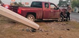 Se proyecta contra poste