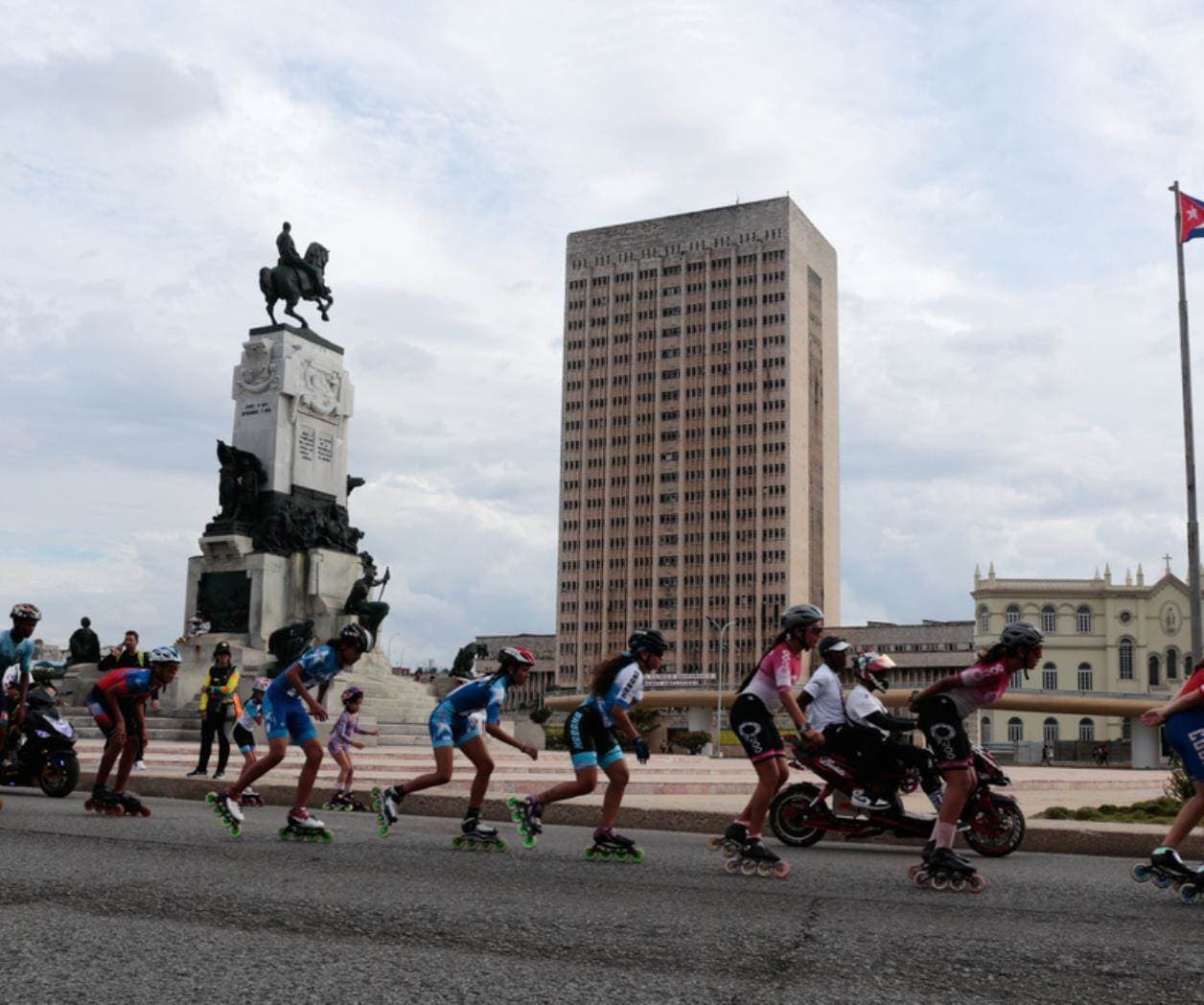 Cientos de patinadores se congregan frente al Malecón de La Habana