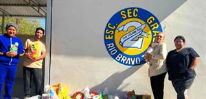 Entregan madres y alumnos donaci&oacute;n a un refugio canino