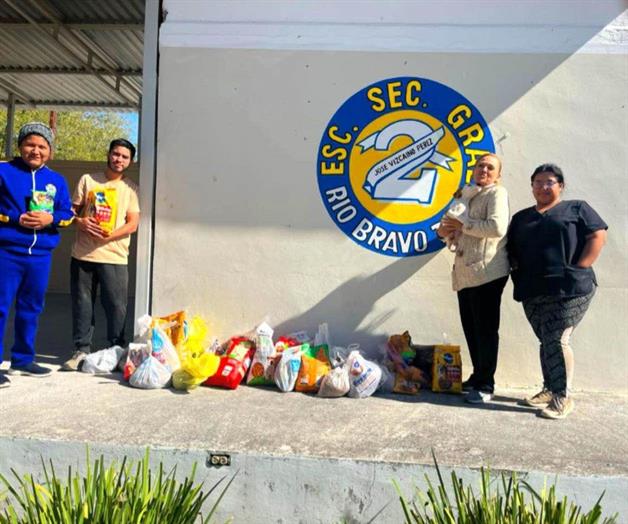 Entregan madres y alumnos donación a un refugio canino Entregan madres y alumnos donación a un refugio canino