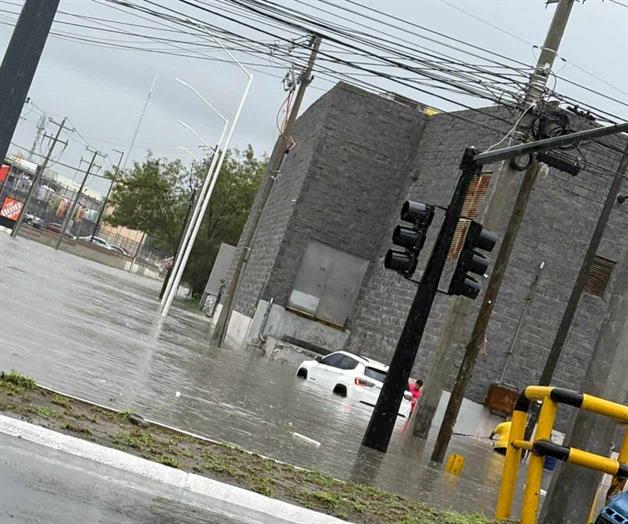 Minutos de lluvia colapsan ciudad Minutos de lluvia colapsan ciudad