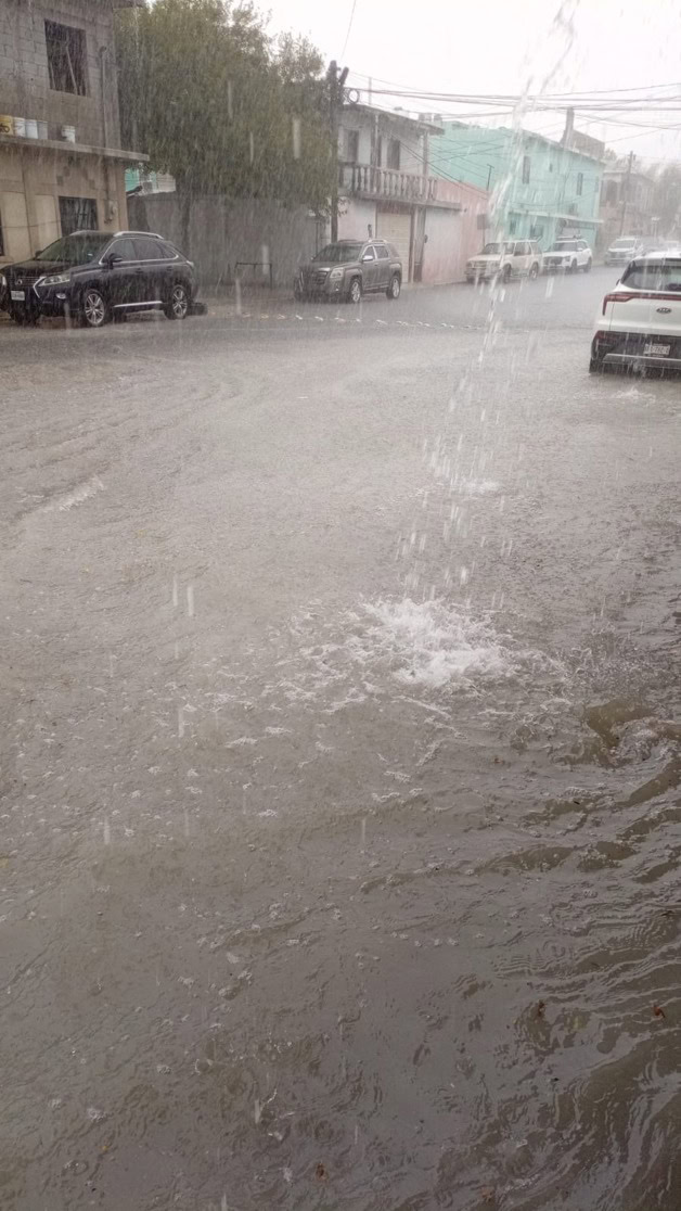 Minutos de lluvia colapsan ciudad Minutos de lluvia colapsan ciudad