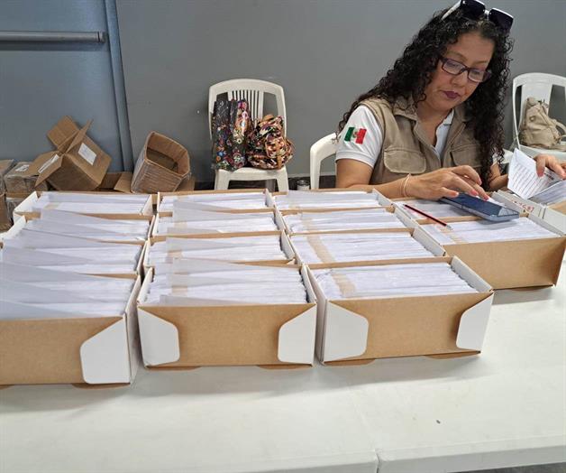 Entregan tarjetas de pensión a beneficiarios Entregan tarjetas de pensión a beneficiarios