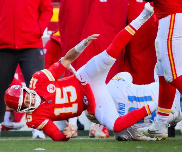 Quarterback de Chiefs Patrick Mahomes se somete a cirug&iacute;a de ligamento anterior cruzado en Dallas