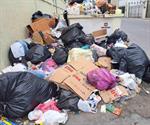 Amanecen contenedores rebasados de desechos
