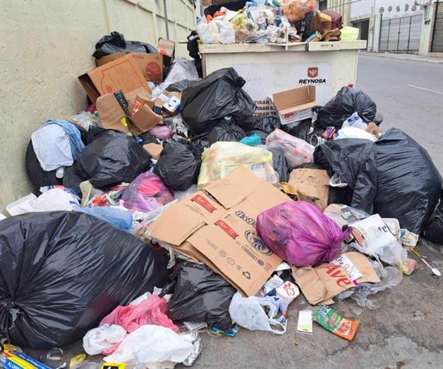 Amanecen contenedores rebasados de desechos